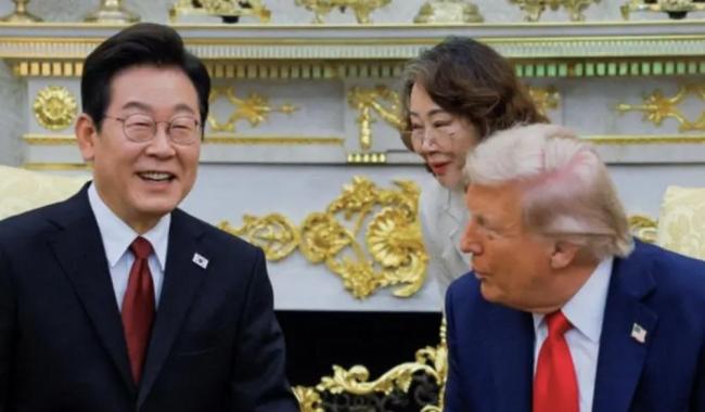 特朗普身边的韩语翻译引关注 曾是家庭主妇