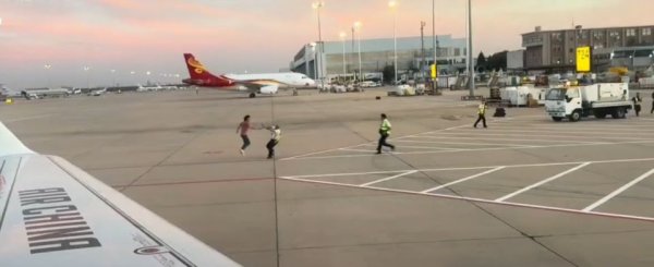 宏源证券 一男子在首都机场绕飞机狂奔，被4名民警“打包”抬走！警方回应